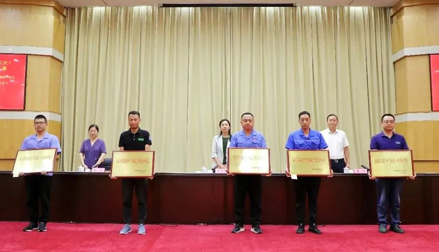 燈塔式人物丨技能大師郎冠軍，照亮萬(wàn)馬高壓事業(yè)